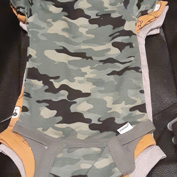 Gerber 3 pack of onesies bear camo - Picture 3 of 3